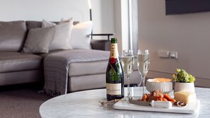 Smart TV - Surf N Turf – split-level fun by the sea with ocean walks, tasty eats & space for all! (Kiama)