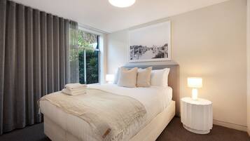 4 slaapkamers, een bureau, een strijkplank/strijkijzer, reisbedje