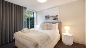 4 slaapkamers, een bureau, een strijkplank/strijkijzer, reisbedje