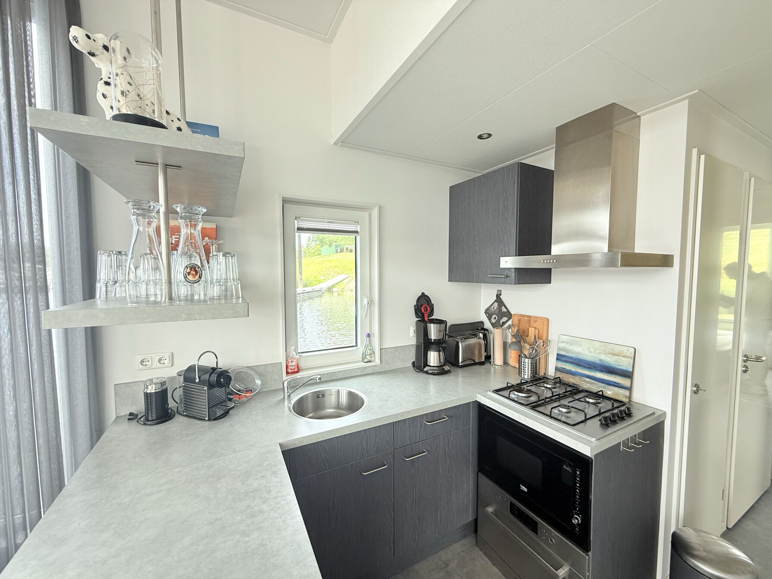 Kühlschrank, Mikrowelle, Ofen, Geschirrspüler