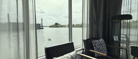 المنشأة من الداخل