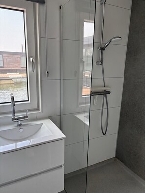 Shower - Maasterp - Woonboot 14 (Ohé en Laak)