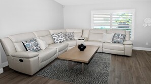 Interior - Mei Jing Waterfront Pool and Tiki Hut-must see (Cape Coral)