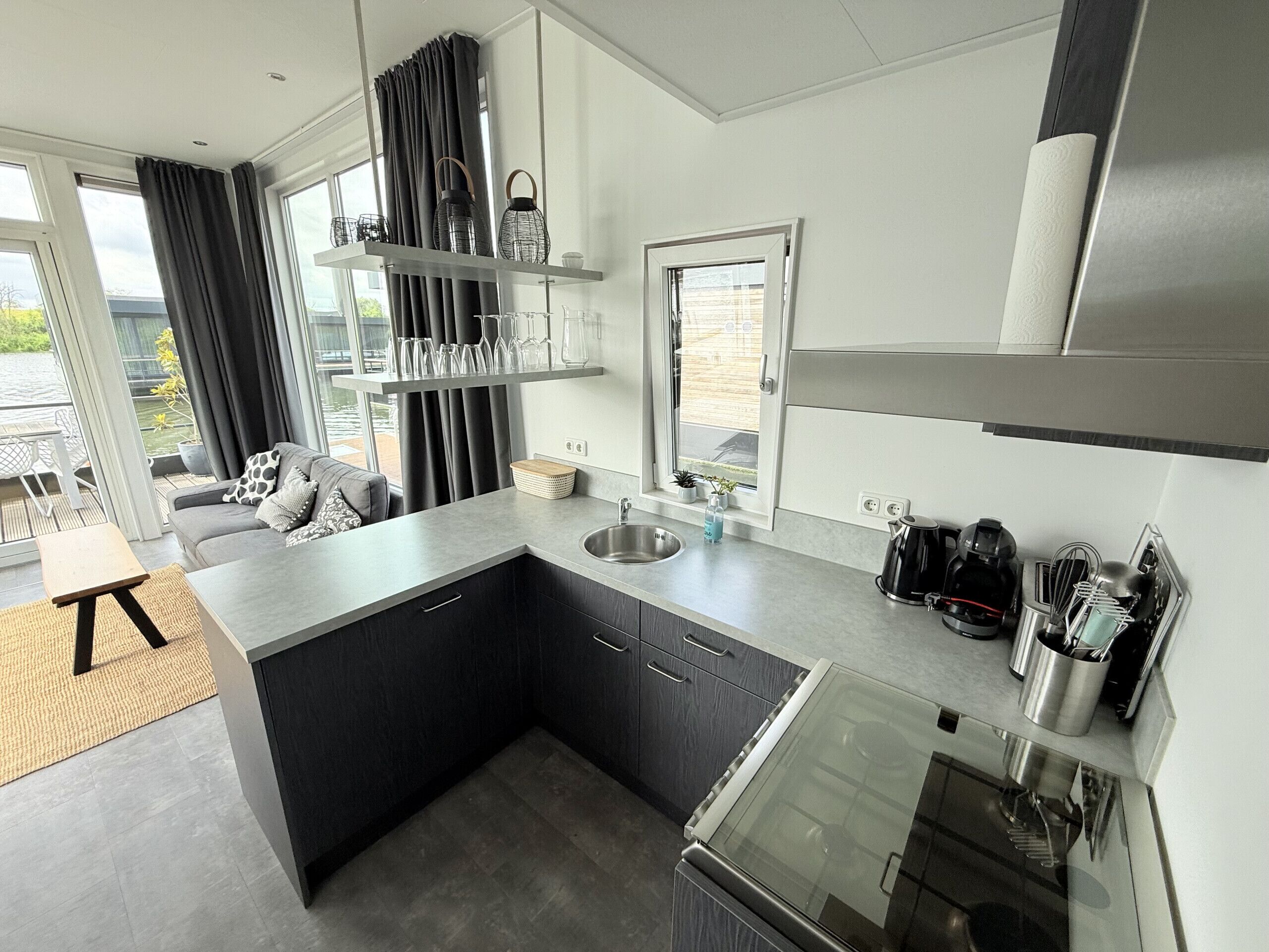 Fridge, oven, dishwasher, coffee/tea maker