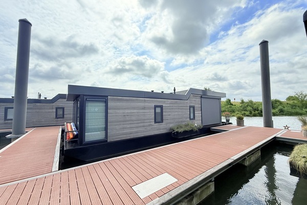 Maasterp - Woonboot 21 - front