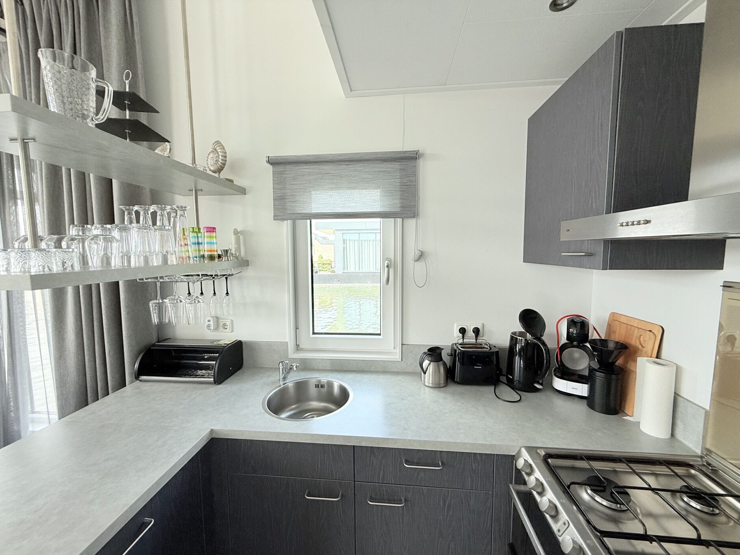 Fridge, oven, dishwasher, coffee/tea maker