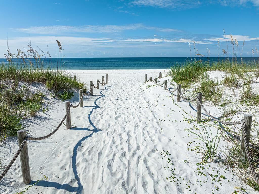 Nær stranden og solsenger