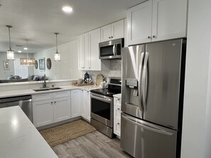 Kj øleskap, mikrobølgeovn, ovn og kokeplater