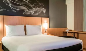 Classic Double Room | In-room safe, desk, blackout drapes, soundproofing