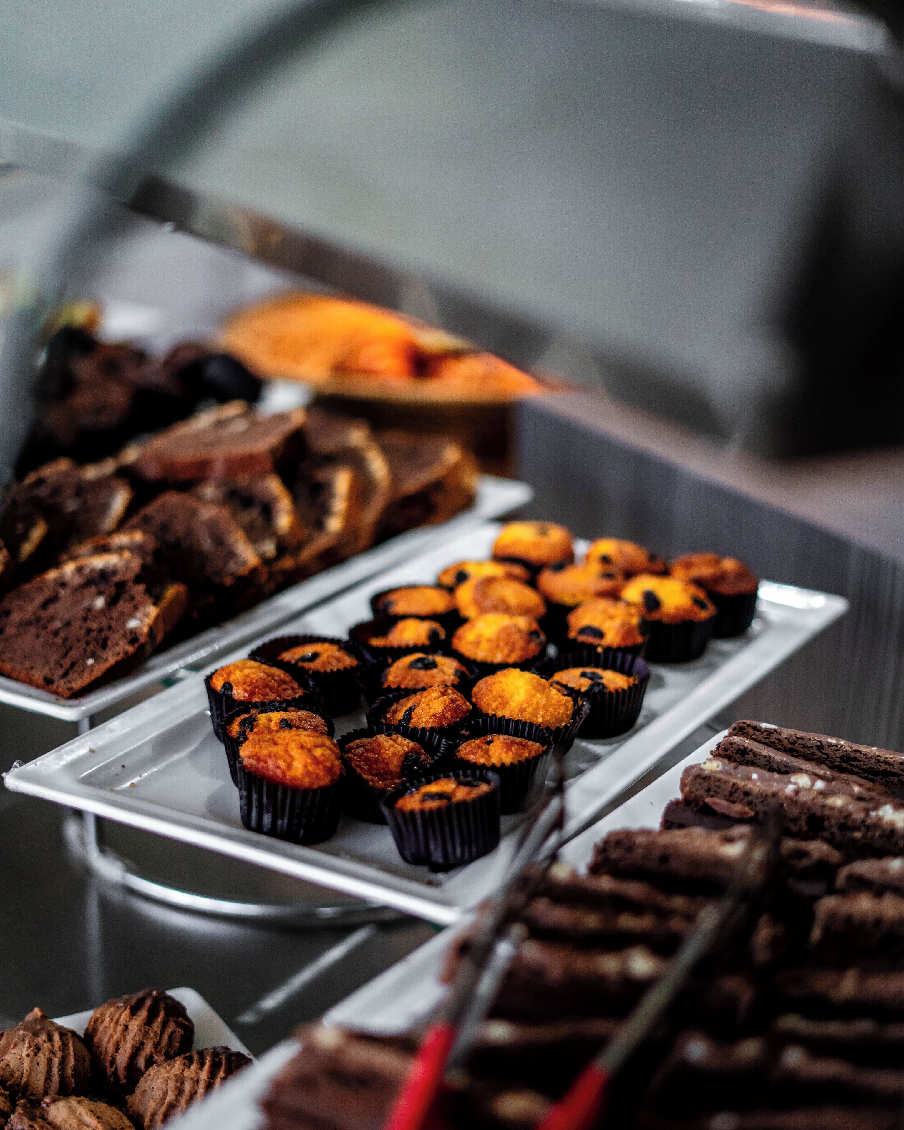 Különféle süteményekből van kiállítva, köztük muffinok és brownie-k.