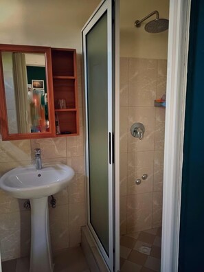 毛巾、肥皂、卫生纸