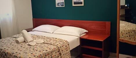 Decoración personalizada y espacio para trabajar con laptop