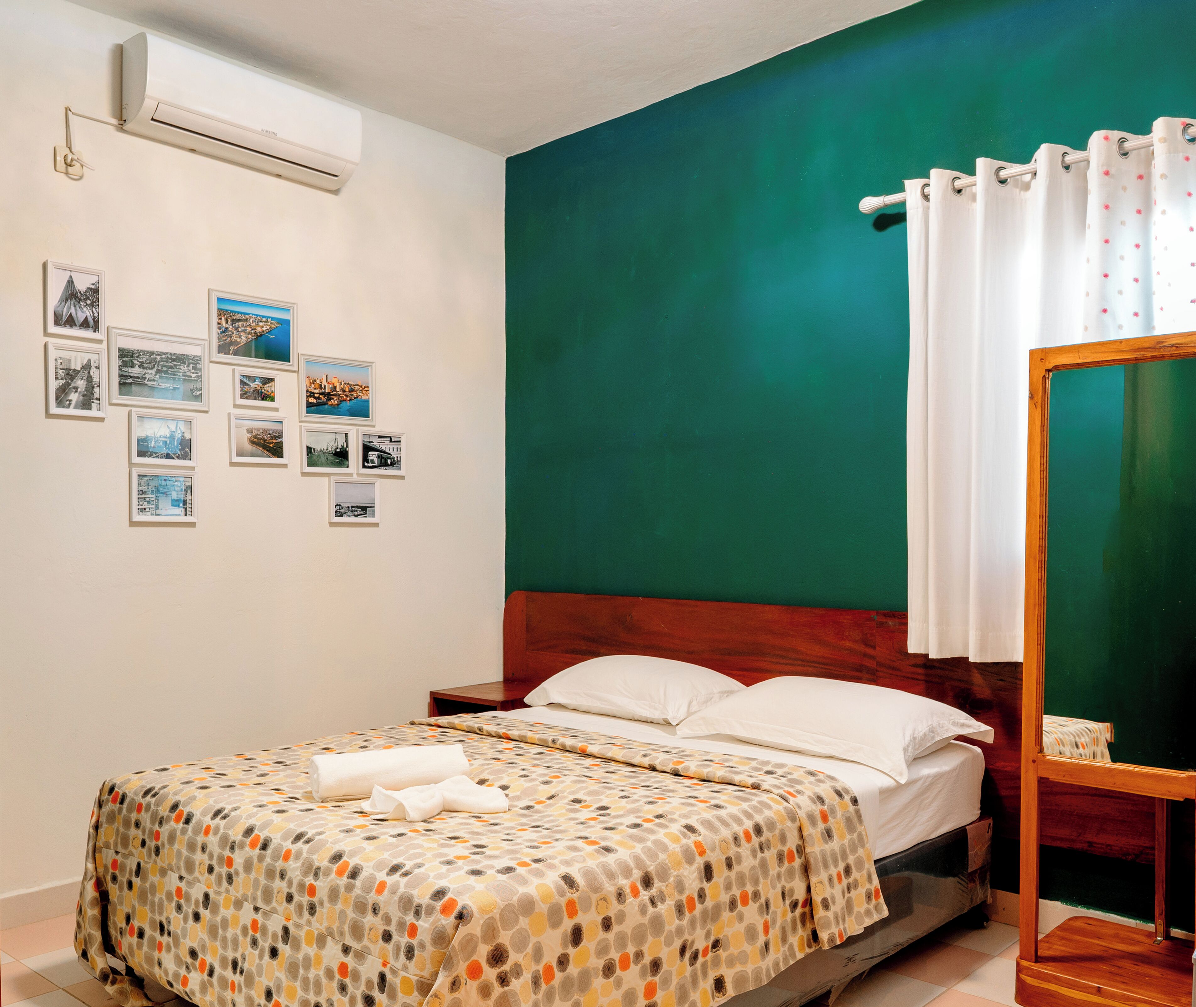 Decoración individual y espacio para trabajar con un portátil
