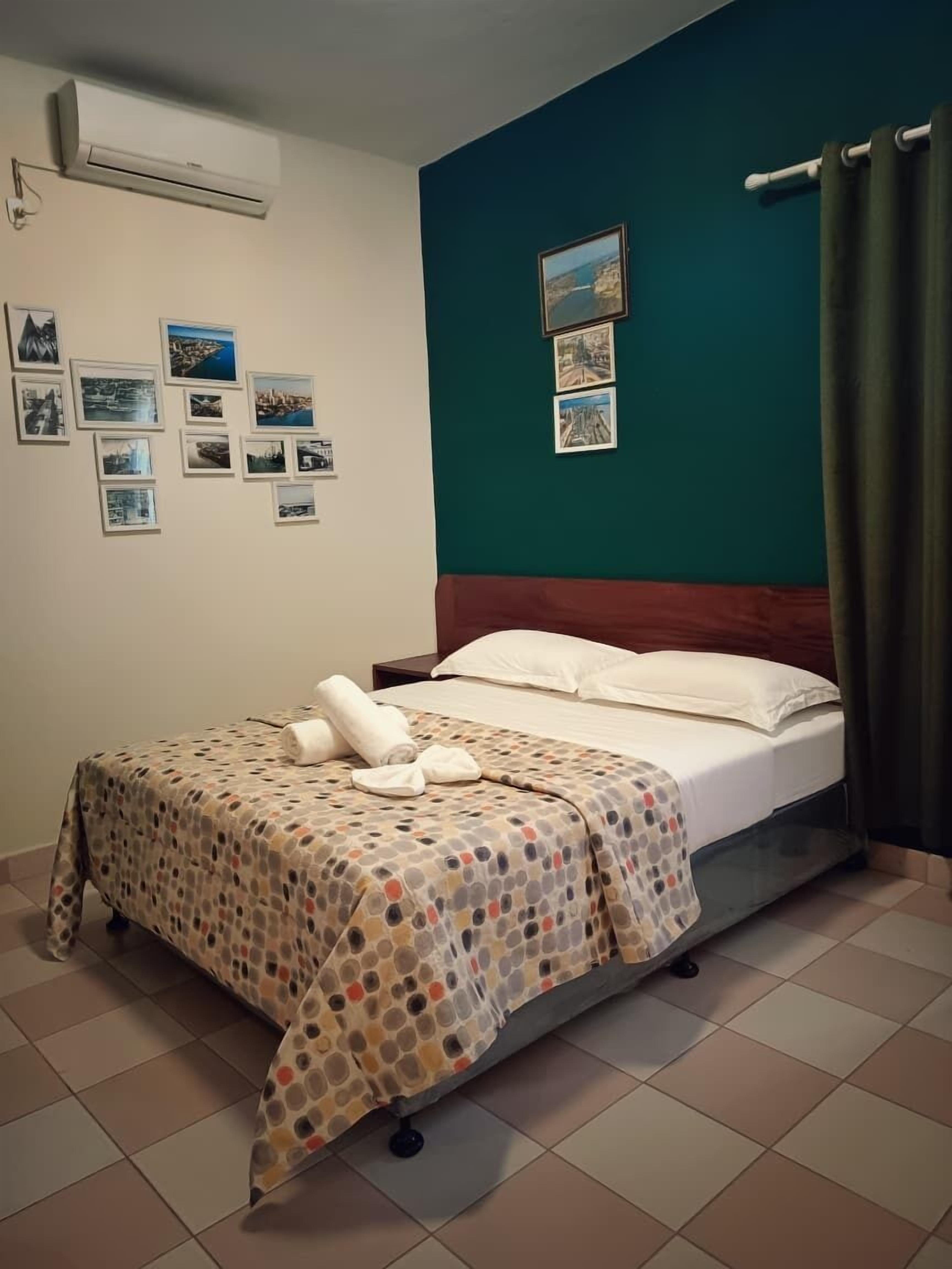 Quarto standard | Individualmente decorados, espaço de trabalho para notebook