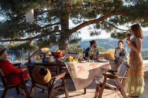 تناول الطعام بالخارج