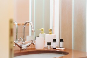 Shower, jetted tub, hair dryer, bidet - Elegant mansion with sea view garden, 5 minutes from the beach (Recco)