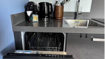 Een koelkast, een kookplaat, een vaatwasser