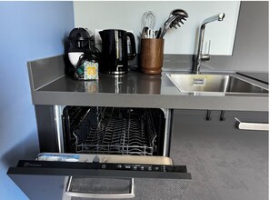 Refrigerador, parrilla de estufa, lavavajillas y cafetera y tetera