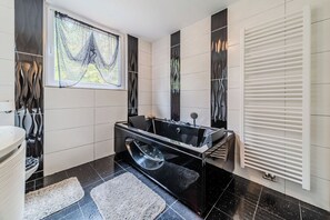 บ้านพักสำหรับครอบครัว, หลายห้องนอน, 2 ห้องน้ำ, ติดภูเขา (Riverside House with Pool and Hot Tub) | ห้องน้ำ | อ่างอาบน้ำและฝักบัวแยกจากกัน, ไดร์เป่าผม, ผ้าเช็ดตัว, สบู่