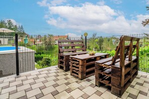 บ้านพักสำหรับครอบครัว, หลายห้องนอน, 2 ห้องน้ำ, ติดภูเขา (Riverside House with Pool and Hot Tub) | รับประทานอาหารกลางแจ้ง