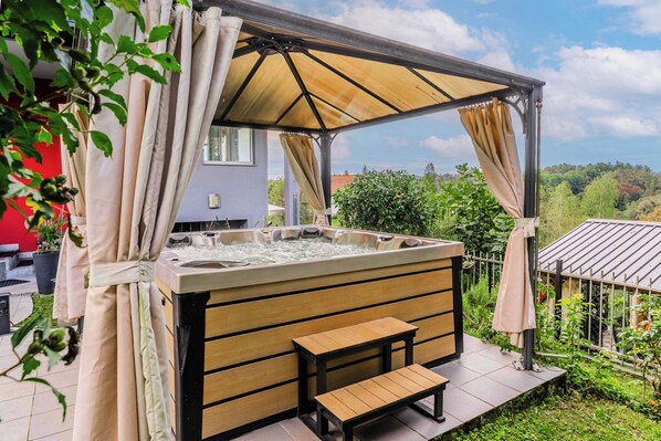 Outdoor spa tub