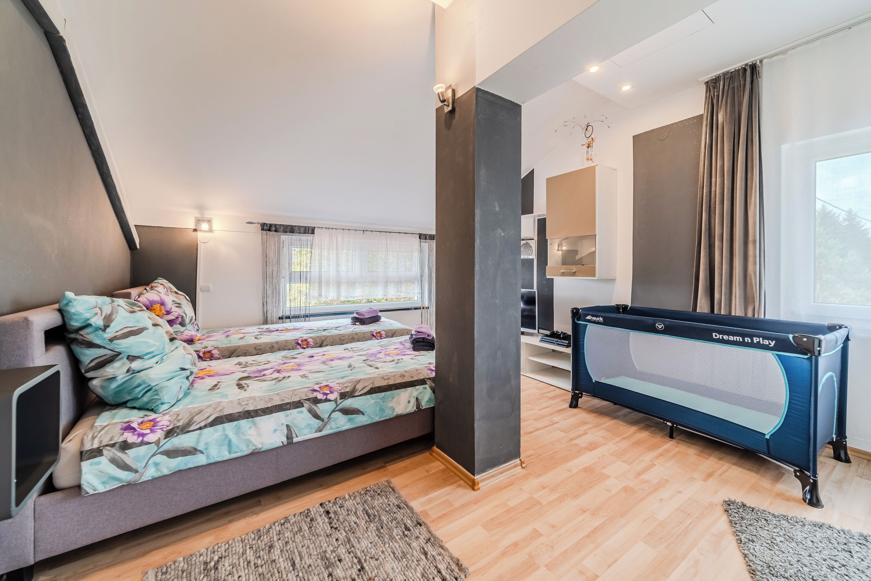 家庭單棟房屋, 多間臥室, 2 間浴室, 山旁 (Riverside House with Pool and Hot Tub) | 2 間睡房、手提電腦工作空間、免費 Wi-Fi、床單