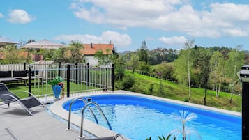 حمّام سباحة خارجي موسمي، حمّام سباحة مُدفَّأ