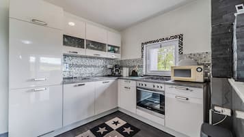 Family House, 2 Bedrooms, 2 Bathrooms, Mountainside (Riverside House with Pool and Hot Tub) | Private kitchen | Fridge, microwave, oven, stovetop