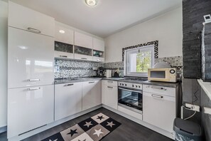 Family House, 2 Bedrooms, 2 Bathrooms, Mountainside (Riverside House with Pool and Hot Tub) | Private kitchen | Fridge, microwave, oven, stovetop