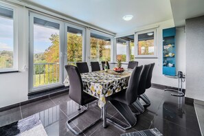 Family House, Multiple Bedrooms, 2 Bathrooms, Mountainside (Riverside House with Pool and Hot Tub) | Dining