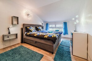 2 bedrooms, laptop workspace, free WiFi, bed sheets - Riverside House With Pool and Hot Tub (Karlovac)