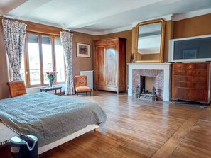 8 bedrooms, WiFi, bed sheets