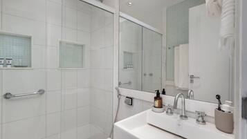 Apartamento | Banheiro | Chuveiro, secador de cabelo, toalhas de banho, sabonete