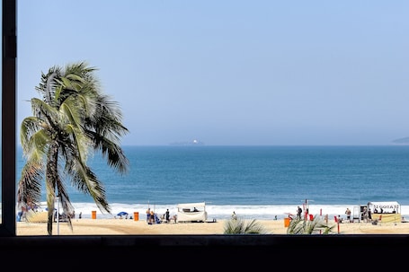 Una playa cerca, arena blanca, toallas de playa, 3 bares en la playa