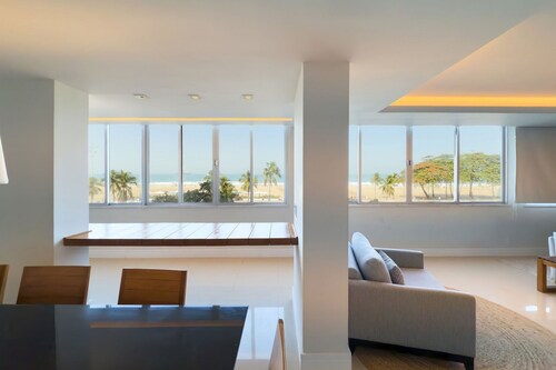 Copacabana – Av. Atlântica | 4 quartos, Vista Mar, 1 min praia de Copacabana - por Casapē Rio