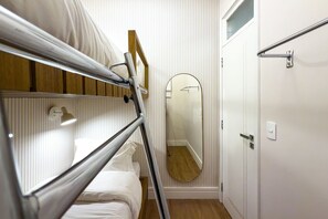 Apartamento básico | Cortinas opacas, tabla de planchar con plancha, wifi gratis
