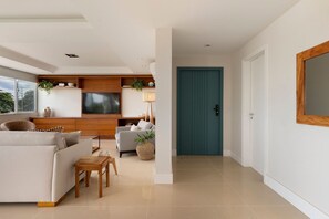 Apartamento básico | Zona de estar | Una televisión de pantalla plana