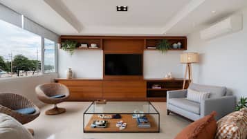 Apartamento básico | Área de estar | TV de tela plana