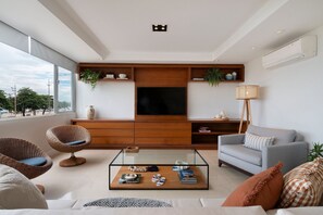 Apartamento básico | Área de estar | TV de tela plana