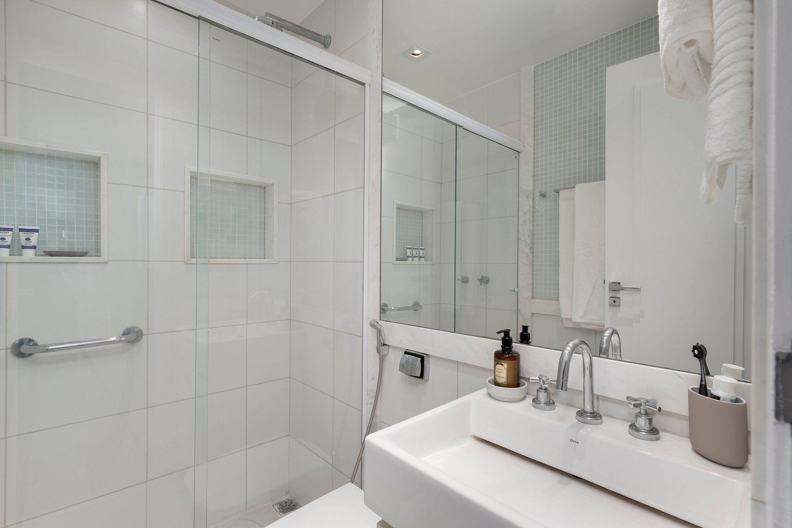 Departamento básico | Baño | Regadera, secadora de cabello, toallas, jabón 