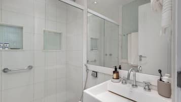 Departamento básico | Baño | Regadera, secadora de cabello, toallas, jabón