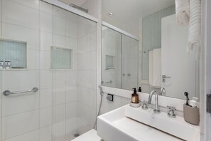 Apartamento básico | Baño | Ducha, secador de pelo, toallas y jabón