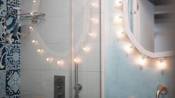 Secador de cabelo, toalhas de banho, sabonete, papel higiênico