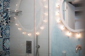 Sèche-cheveux, serviettes fournies, savon, papier toilette