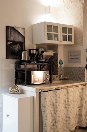 Fridge, coffee/tea maker, electric kettle, cookware/dishes/utensils - La casa di Laura, accogliente dimora nell'affascinante Ostuni, la "Città Bianca" (Ostuni)