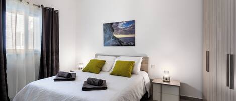 2 chambres, bureau, fer et planche à repasser, lit parapluie