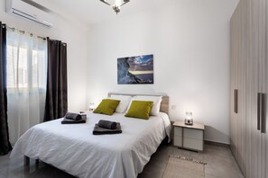 2 chambres, bureau, fer et planche à repasser, lit de bébé portatif