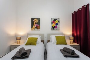 2 habitaciones, escritorio y tabla de planchar con plancha