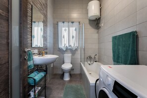 Douche, séchoir à cheveux, serviettes fournies, savon