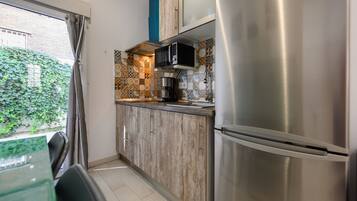 Een koelkast, een magnetron, een koffiezetapparaat/waterkoker